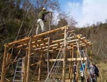 拠点、小屋建築中の風景