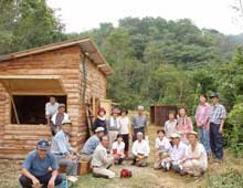 小屋完成後の集合写真